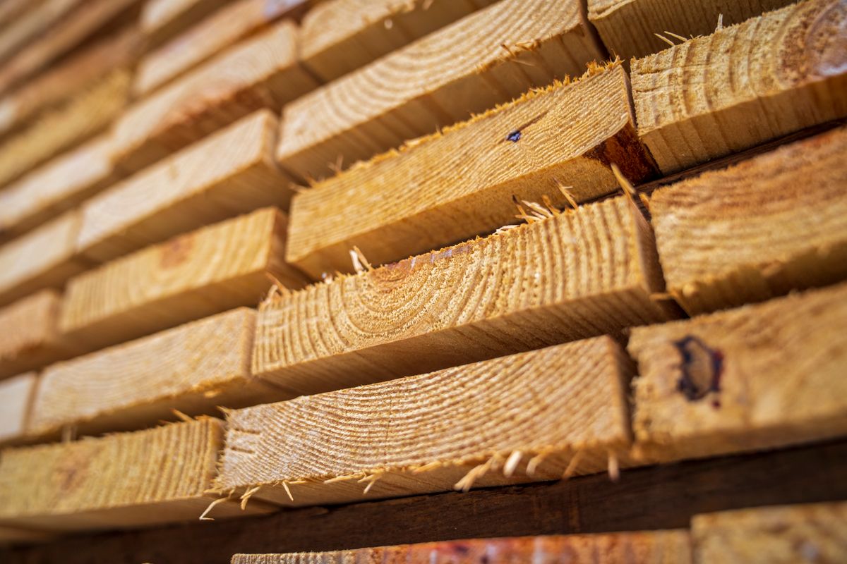 Lames de bois sciées et empilées avant façonnage en bardage : la teinte et le veinage changent d'une essence à l'autre