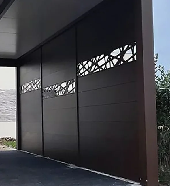 Panneaux en aluminium thermolaqué brun bronze mat sous la toiture anthracite d'un carport aluminium