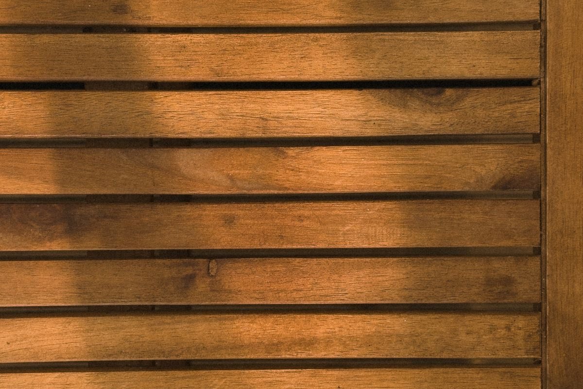 Panneau de claustra en bois à lames horizontales, jour étroit entre les lames et montant d'ossature en bout de panneau