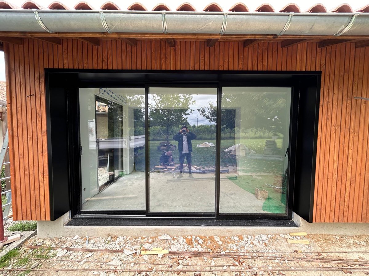 Extension ossature bois terminée près de Libourne, grande baie vitrée coulissante et bardage bois douglas