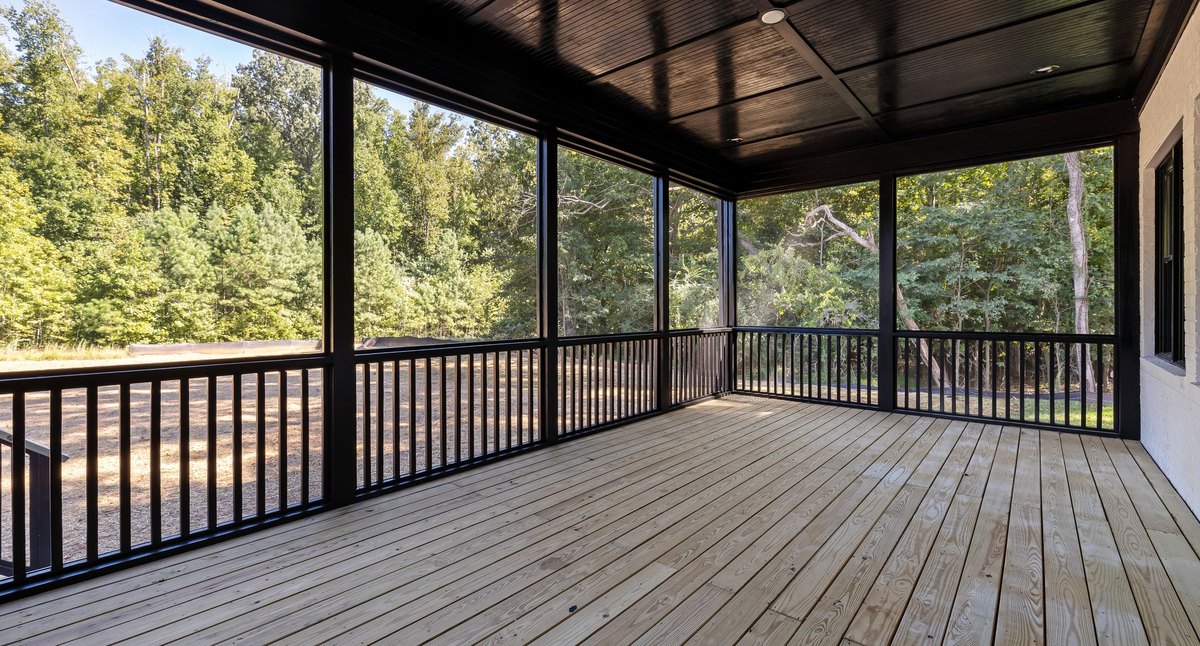 Garde-corps de terrasse à barreaudage vertical serré en rive de plancher bois, dans l'esprit de la norme NF P01-012