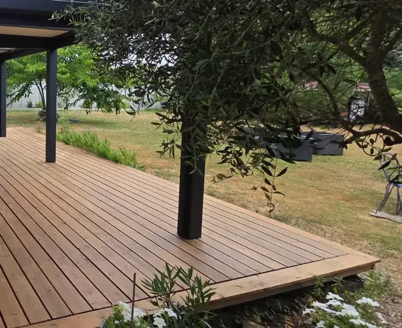 Poteau de pergola aluminium traversant le platelage d'une terrasse en bois, chantier en Gironde
