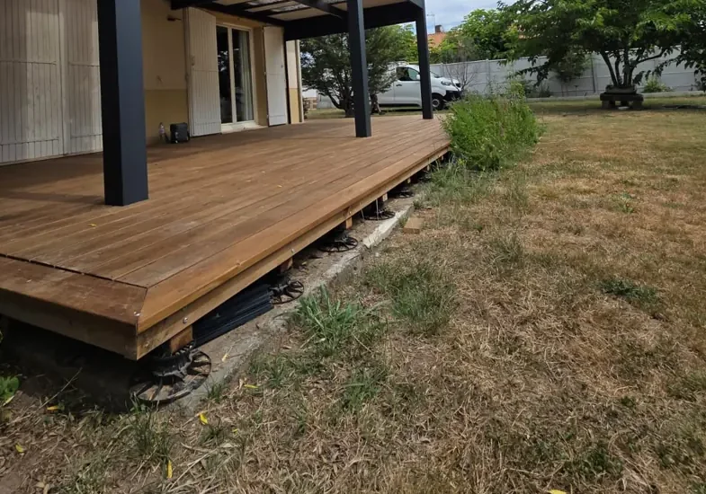 Rive d'une terrasse en bois sur plots réglables sous une pergola aluminium, Saint-Pey-de-Castets en Gironde