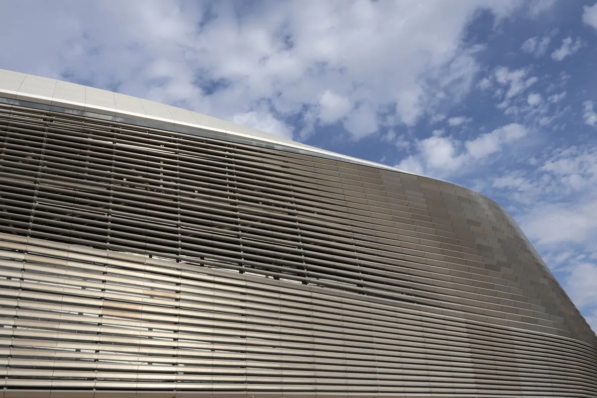 Brise-soleil fixe en lames aluminium horizontales devant les vitrages d'une façade contemporaine