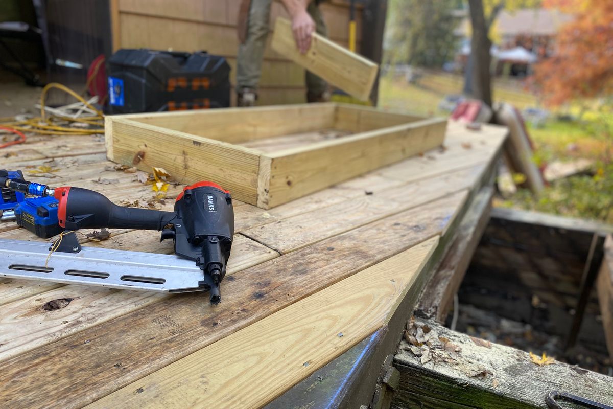 Bois neuf posé sur une terrasse en bois ancienne : contraste de teinte entre lames neuves et lames patinées