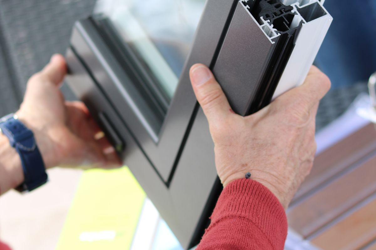 Coupe d'un profilé aluminium à rupture de pont thermique avec échantillon de double vitrage, détail technique de véranda