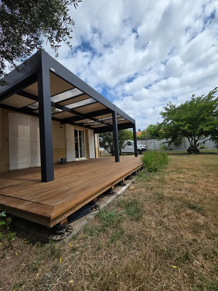 Terrasse en bois sur plots réglables à Libourne, rive laissée ouverte et vide d'air sous le platelage