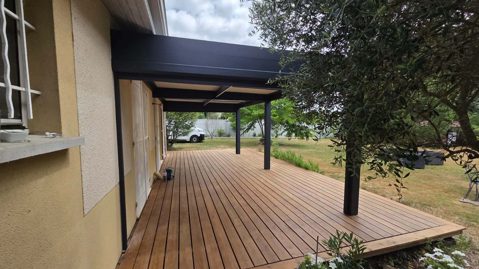 Pergola aluminium et terrasse bois réalisées par L'Esprit Bois près de Libourne