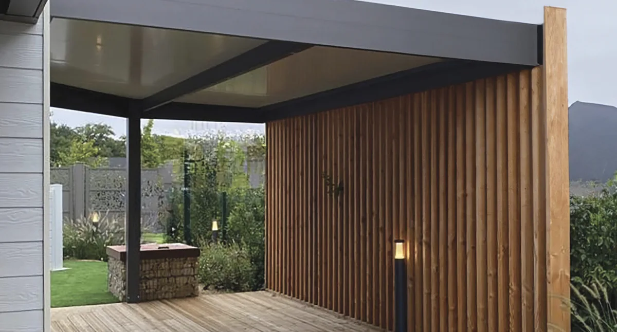 Carport aluminium thermolaqué anthracite associé à un claustra bois, aménagement extérieur en Gironde