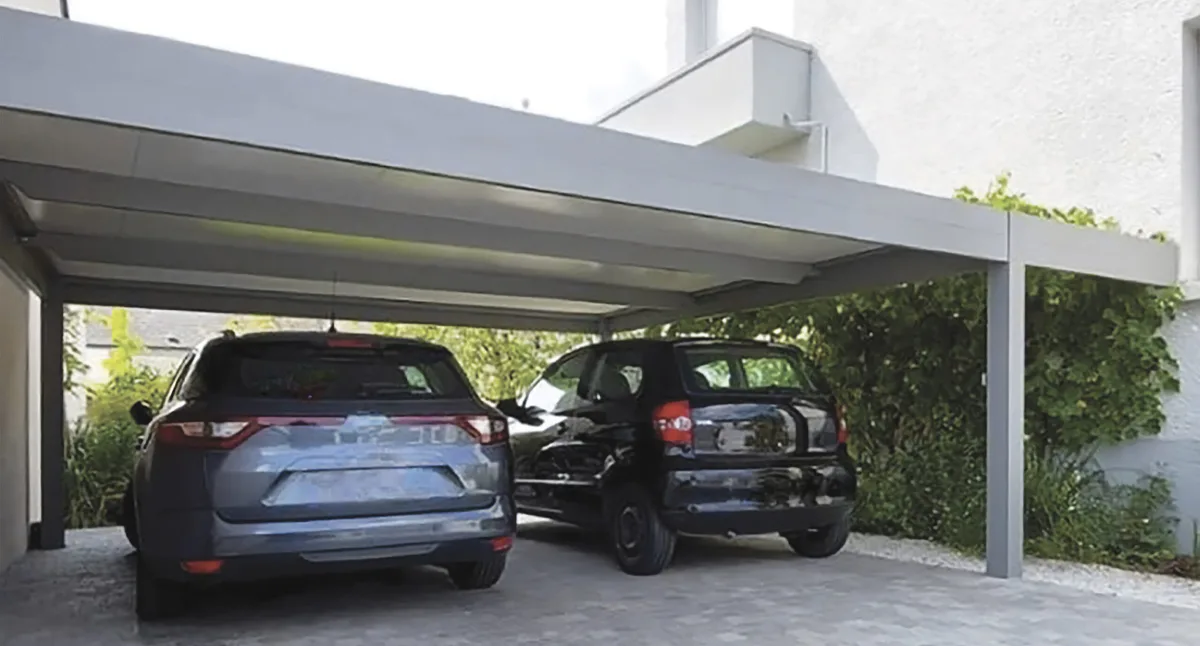Carport aluminium deux places sans poteau central abritant deux voitures près de Libourne