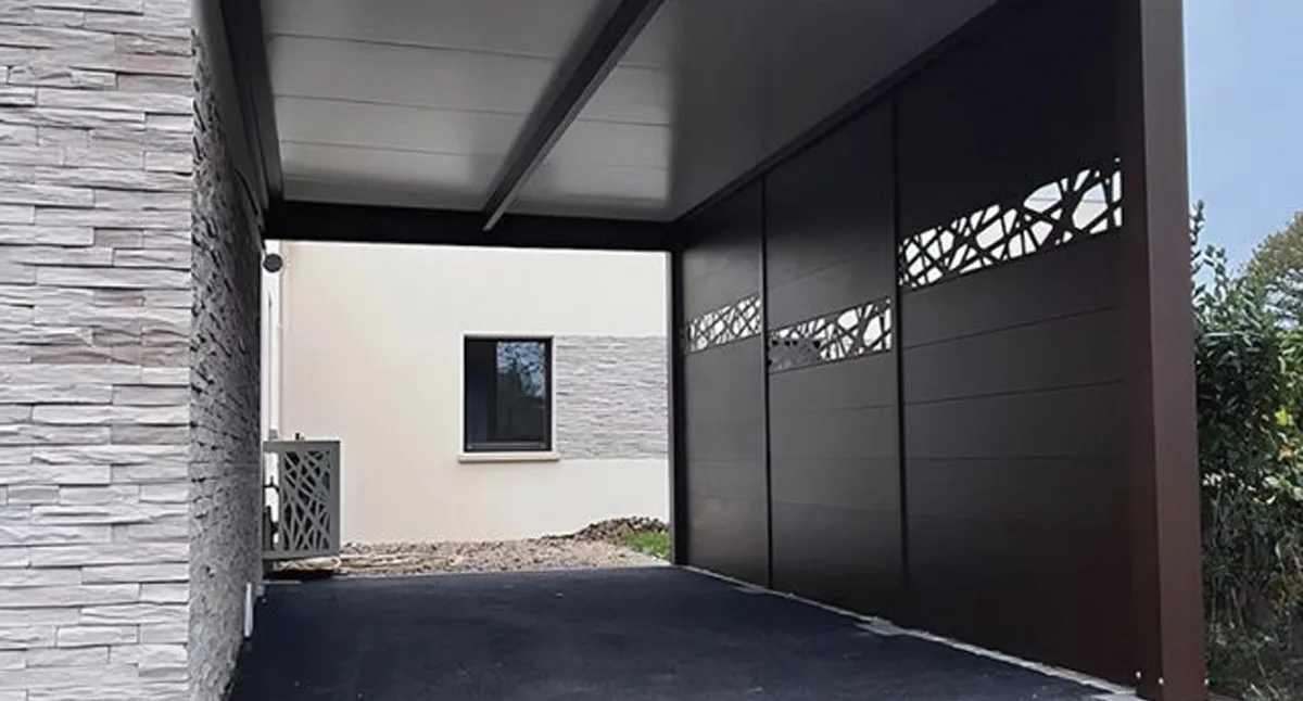 Carport aluminium anthracite adossé avec panneaux latéraux ajourés, près de Libourne