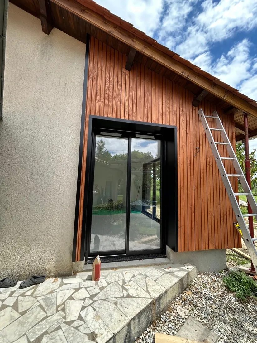 Bardage bois douglas raccordé à la maison existante avec grande baie vitrée, chantier L'Esprit Bois en Gironde