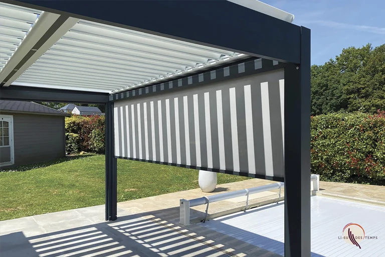 Store vertical zippé descendu sur le côté d’une pergola bioclimatique en aluminium anthracite