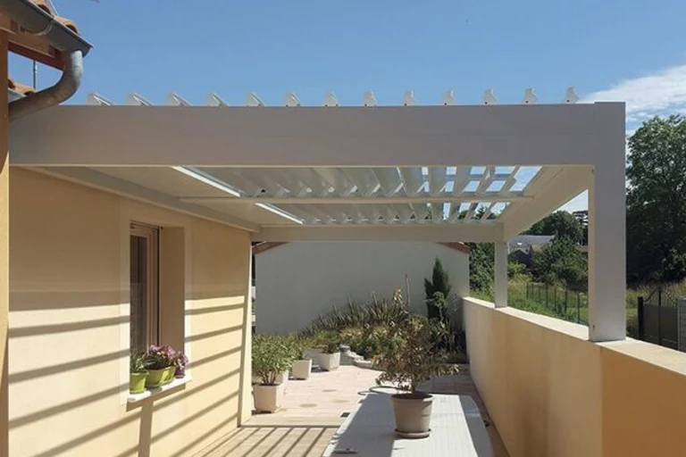 Structure d'une pergola bioclimatique aluminium blanche, poutre périphérique et lames orientables ouvertes