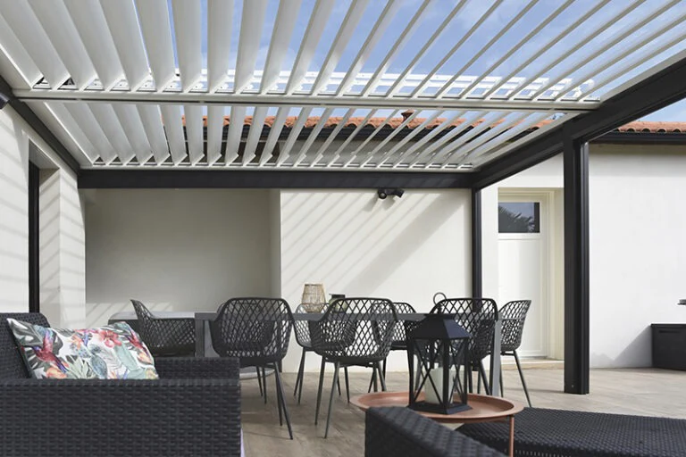 Lames orientables entrouvertes vues du dessous sur une pergola bioclimatique en aluminium