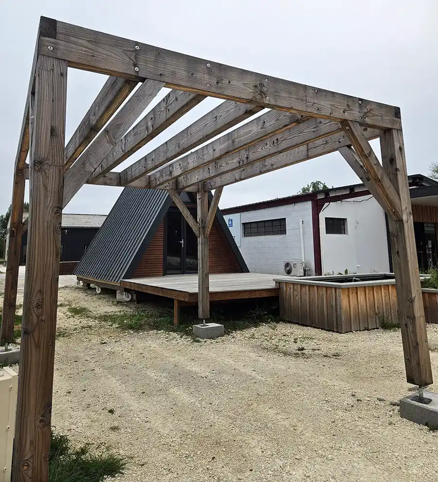 Pergola en bois massif exposée sur le dépôt de L'Esprit Bois aux Billaux