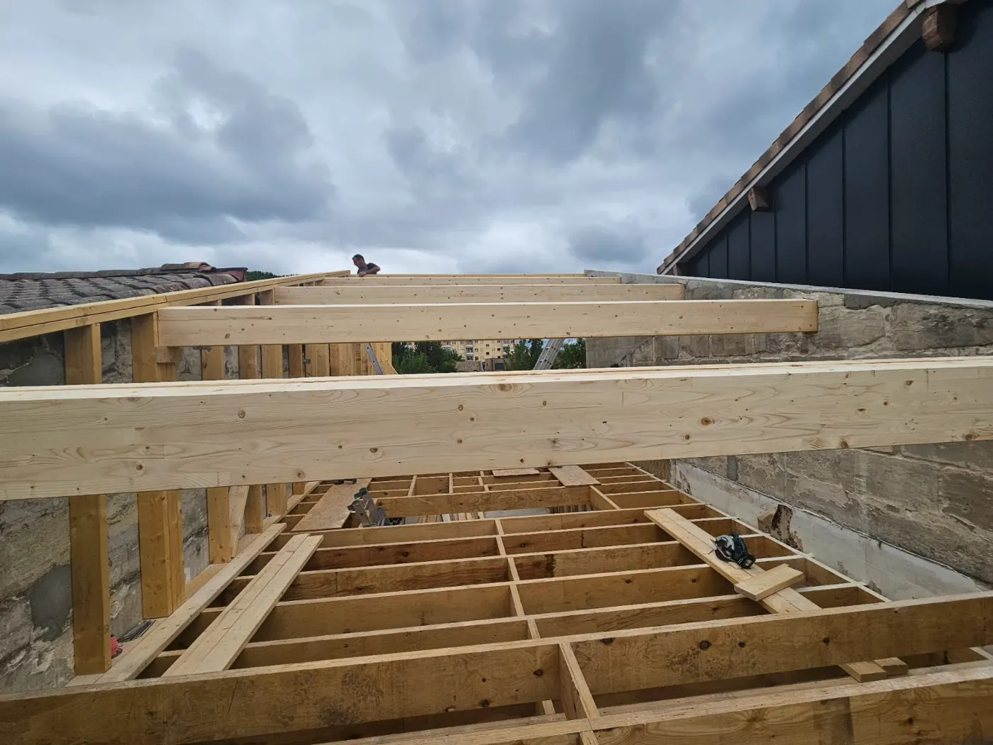 Charpentier de L'Esprit Bois posant une ossature bois sur un chantier en Gironde
