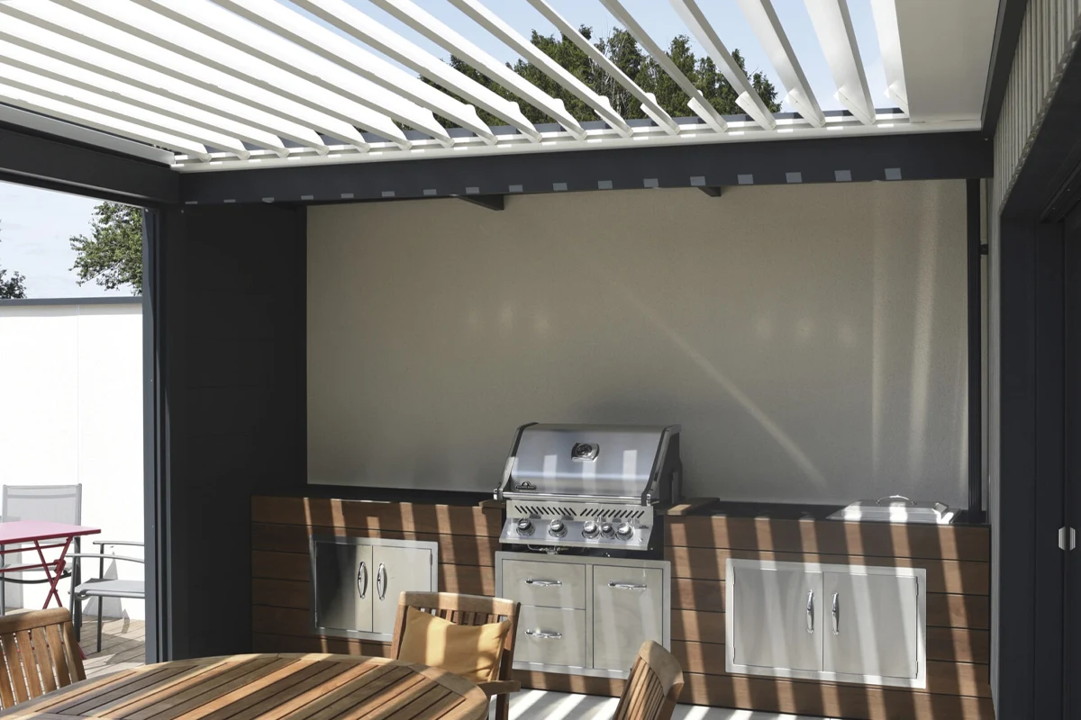 Coffre et coulisses en aluminium thermolaqué anthracite d'un store extérieur motorisé, sous des lames orientables
